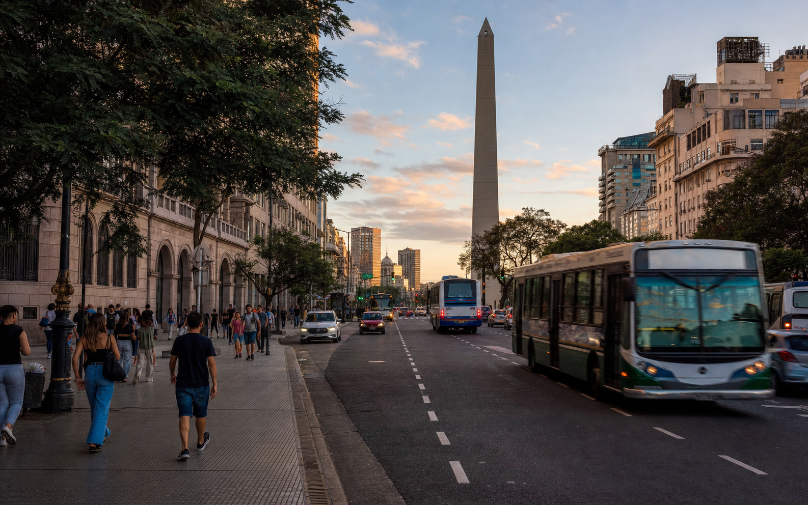 Avenida de Buenos Aires con transporte y el Obelisco